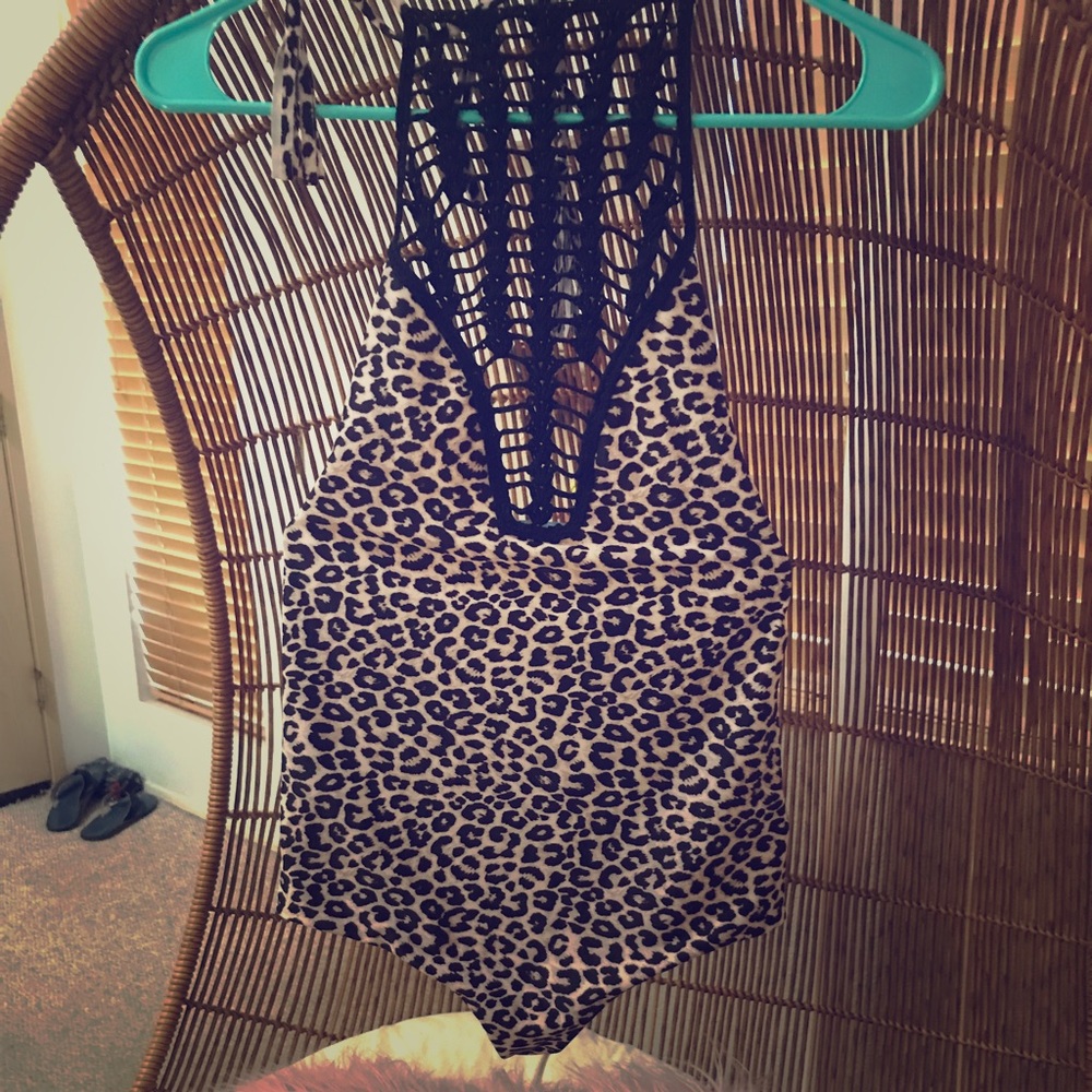 🚫SOLD 🚫ACACIA Swim Teahupoo Snow Lepoard- Medium